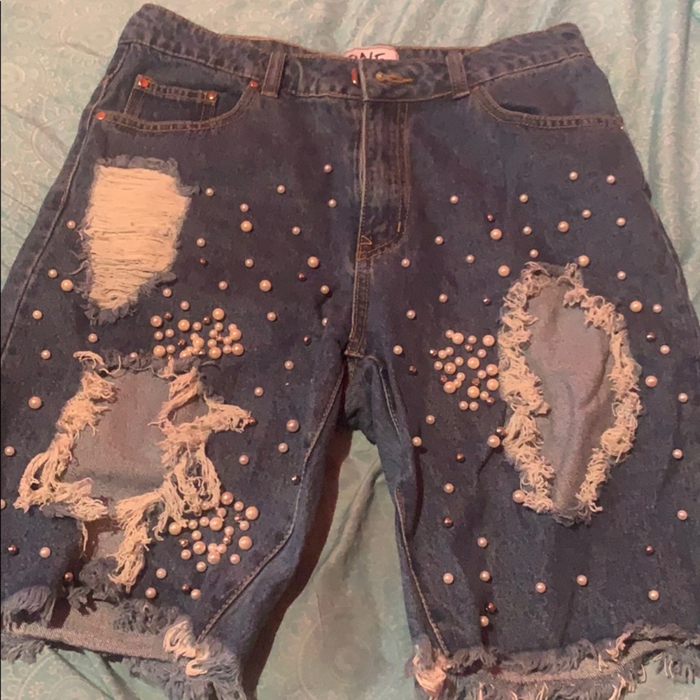 Bermuda distressed shorts with pearl details